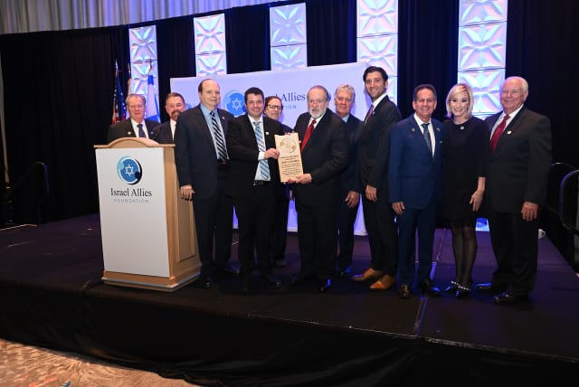  Former Arkansas Governor Mike Huckabee receives an award from the IAF. (photo credit: ISRAEL ALLIES FOUNDATION)
