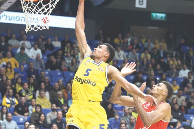  MACCABI TEL AVIV guard Wade Baldwin rises for a dunk during the yellow-and-blue’s 81-68 victory over Hapoel Beersheba this week in Israel Winner League action (photo credit: DANNY MARON)