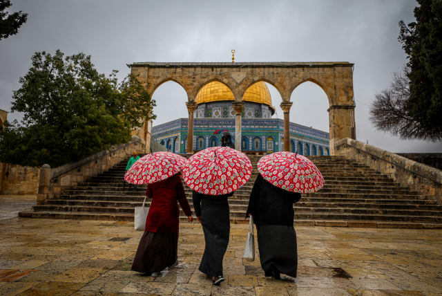  Palestinians seen at the Al Aqsa Mosque compound (Temple Mount) in Jerusalem's Old City, during a stormy winter day, February 7, 2023.  (photo credit: JAMAL AWAD/FLASH90)