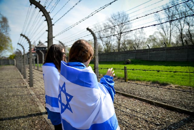  Jewish Youth from all over the world participating in the March of the Living  seen at the Auschwitz-Birkenau camp site in Poland, as Israel marks annual Holocaust Memorial Day, on April 16, 2015. (photo credit: YOSSI ZELIGER/FLASH90)