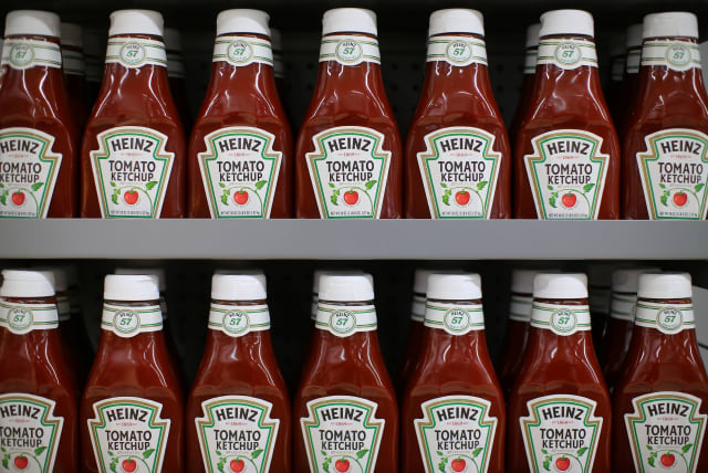 Heinz tomato Ketchup is show on display during a preview of a new Walmart Super Center prior to its opening in Compton, California, US, January 10, 2017. (photo credit: REUTERS/MIKE BLAKE)