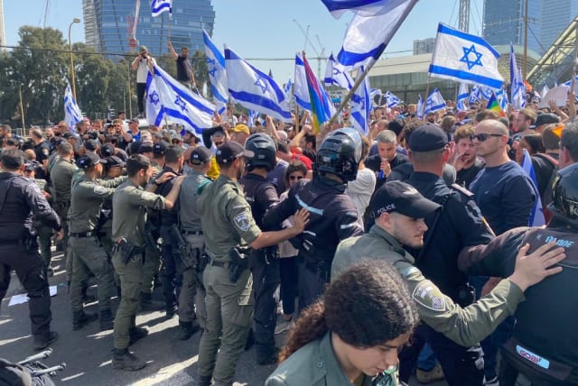  Police attempt to push back protesters on Ayalon Highway during judicial reform protests, March 1, 2023. (photo credit: AVSHALOM SASSONI/ MAARIV)