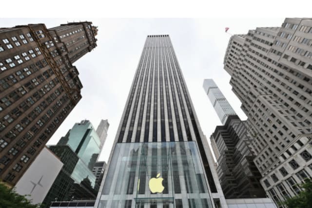  GLASS CUBE: Apple’s flagship store on Fifth Avenue, New York City. (photo credit: ANGELA WEISS/AFP VIA GETTY IMAGES)