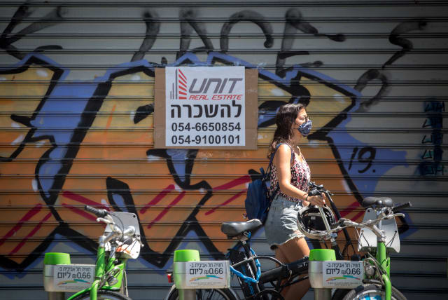  A sign reading "for rent" outsdie a former shop in central  Tel Aviv, on August 26, 2020 (photo credit: MIRIAM ALSTER/FLASH90)