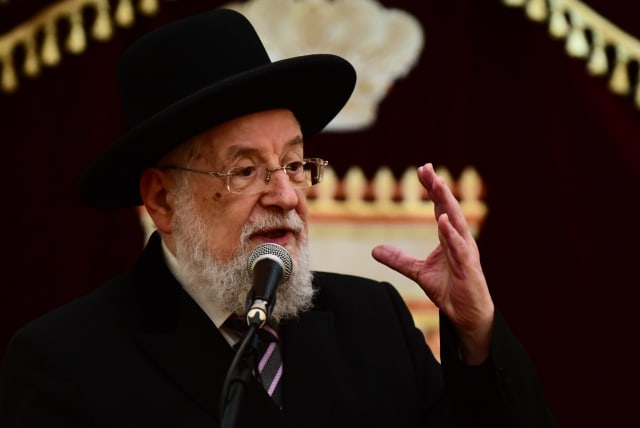  Rabbi Yisrael Meir Lau, chief rabbi of Tel Aviv at a Menorah Lighting Ceremony on the fourth night  of the Jewish holiday of Hanukkah, at the Great Synagogue in Tel Aviv, December 1, 2021. (photo credit: TOMER NEUBERG/FLASH90)