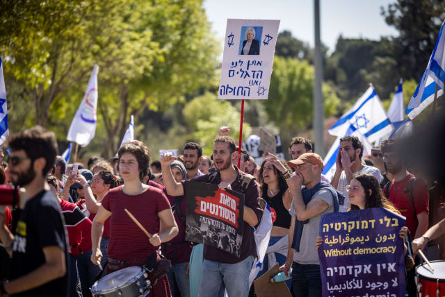  Israeli students protest against the Israeli government's planned judicial overhaul, in Jerusalem, March 16, 2023 (photo credit: YONATAN SINDEL/FLASH 90)