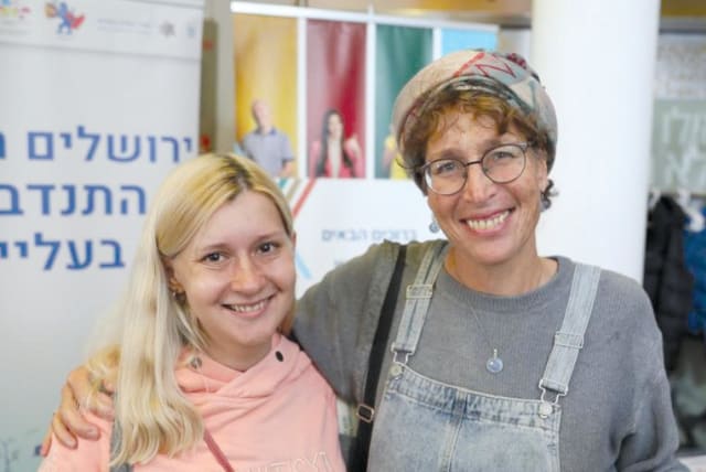  Young Russian-speaking volunteers help newer immigrants navigate life in Israel. Hedva Agapova, SSY Jerusalem Volunteer Coordinator, with Linda Pardes Friedburg  (photo credit: Uri Finkelberg)