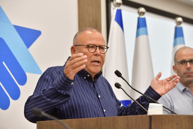  Arnon Ben Dor, Chairman of the Histadrut, speaks at a press conference attended by heads from the Israeli commerce sector attend a press conference at the Histadrut Union in Tel Aviv on March 27, 2023.  (photo credit: AVSHALOM SASSONI/MAARIV)
