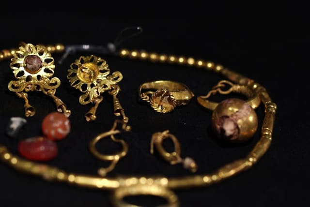  The gold jewelry found buried with a girl. (photo credit: EMIL ALADJEM/IAA)