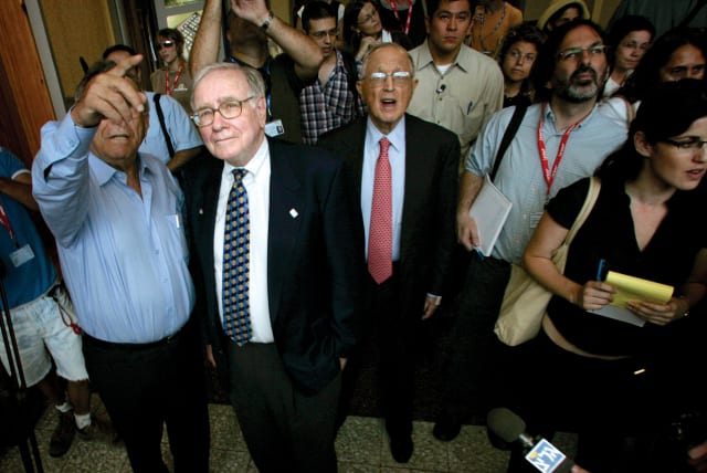  Stef Wertheimer (left) takes Warren Buffett (second left) on a tour of Iscar Metalworking Cos. in the Tefen industrial zone in 2006. (photo credit: YONATHAN WEIZMAN/REUTERS)