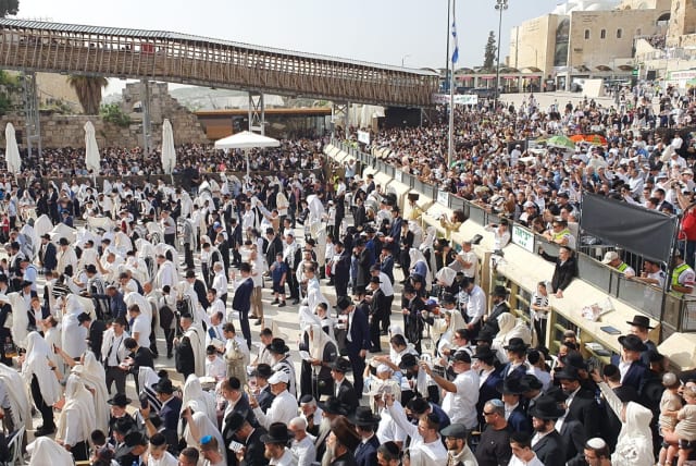  Tens of thousands of Israelis participate in the Passover Birkat Kohanim at the Western Wall in Jerusalem, April 9, 2023 (photo credit: WESTERN WALL HERITAGE FOUNDATION)