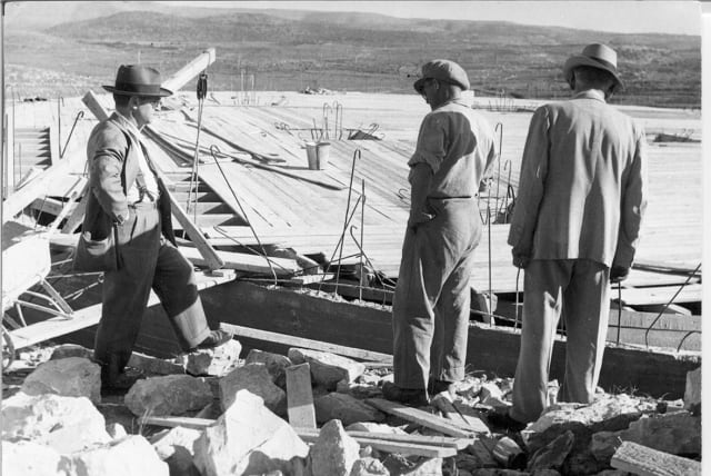  CHATSI WITH South African donors during the construction of Ulam Avraham. (photo credit: Gush Etzion Heritage Center Archives)