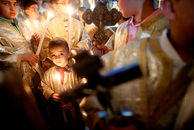  Palestinian Christians attend a service on Easter Sunday at the Saint Porfirios church in Gaza City April 1, 2018. (photo credit: REUTERS/SUHAIB SALEM)