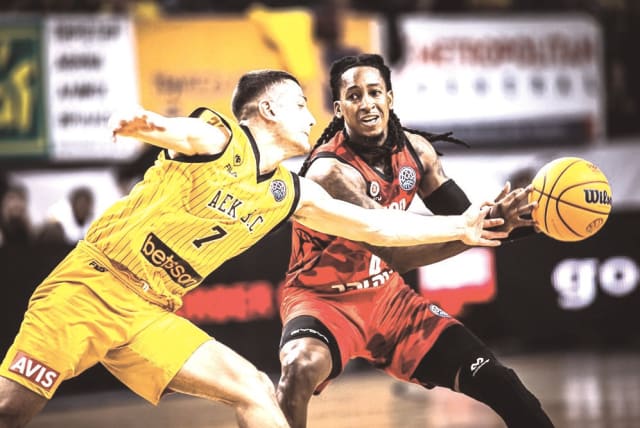 SPEEDY SMITH and Hapoel Jerusalem were tripped up 94-78 this week by AEK Athens in a volatile Game 2 of their best-of-three Champions League playoff series. (photo credit: FIBA/COURTESY)