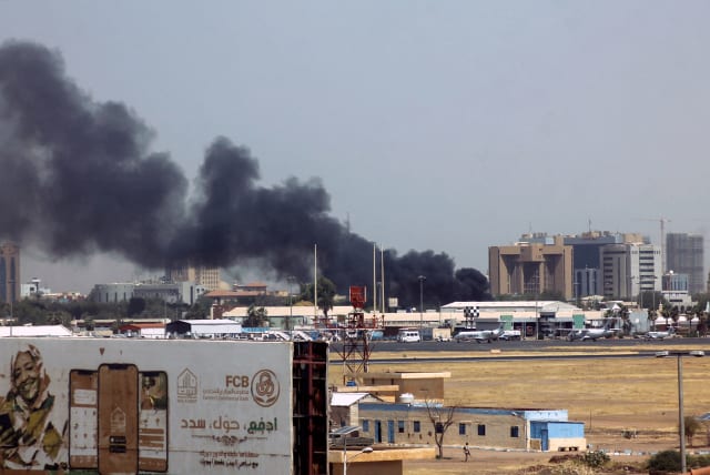  Heavy smoke bellows above buildings in the vicinity of the Khartoum's airport on April 15, 2023, amid clashes in the Sudanese capital. - Explosions rocked the Sudanese capital on April 15, 2023. (photo credit: AFP VIA GETTY IMAGES)
