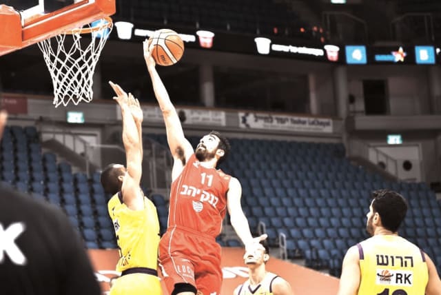 HAPOEL TEL AVIV captain Bar Timor will be at the forefront of the Reds’ attack tonight in their winner-take-all EuroCup quarterfinal at Spanish side Joventut Badalona.  (photo credit: Dov Halickman)