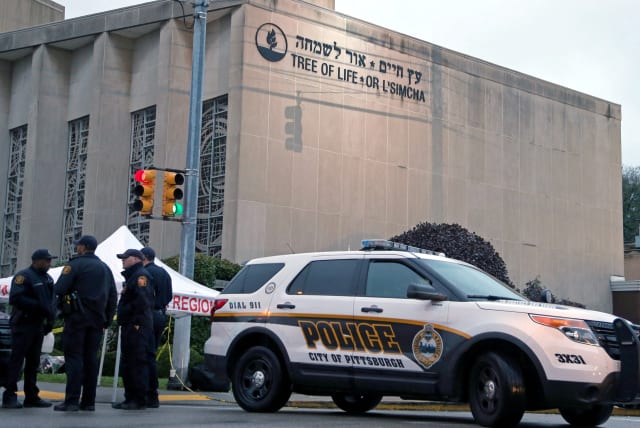  Police officers guard the Tree of Life synagogue following Saturday's shooting at the synagogue in Pittsburgh, Pennsylvania, U.S., October 28, 2018. (photo credit: AARON JOSEFCZYK/REUTERS)