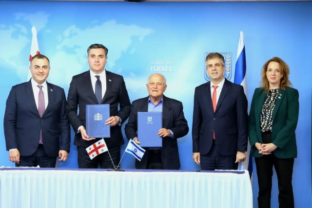  Israeli Foreign Minister Haim Katz and Georgian Foreign Minister Ilia Darchiashvili sign agreement to promote tourism between their respective countries. (photo credit: MIRI SHIMONOVITZ/FOREIGN AFFAIRS MINISTRY)