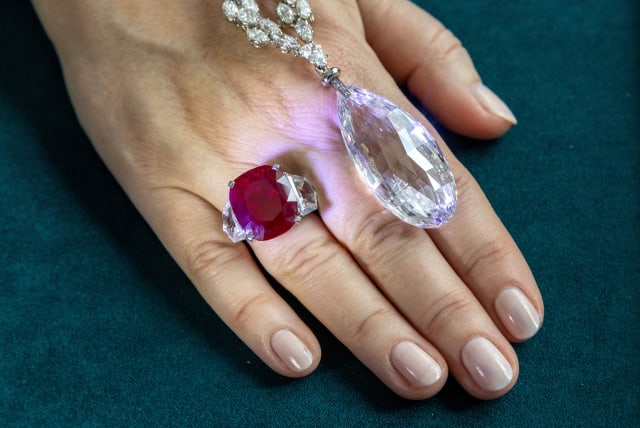 Sunrise Ruby and Diamond ring of 25 carats by Cartier and a 90 carat Briolette of India Diamond Necklace by Harry Winston, are seen during a preview of the 700-piece jewellery collection of the late Austrian billionaire Heidi Horten at Christie's before the auction sale in Geneva, Switzerland, May 8 (photo credit: DENIS BALIBOUSE/REUTERS)