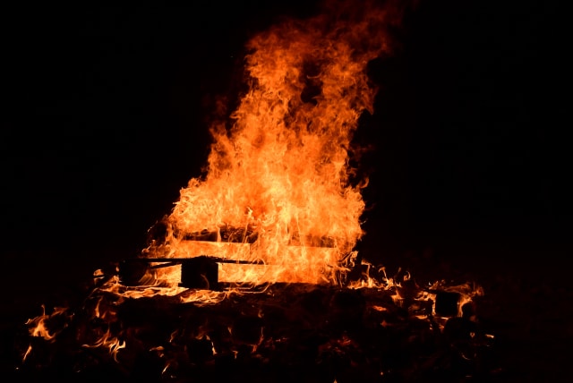  Children and their parents gather around a bonfire to celebrate the Jewish holiday of Lag Baomer, on May 8, 2023, in Tel Aviv.  (photo credit: TOMER NEUBERG/FLASH90)