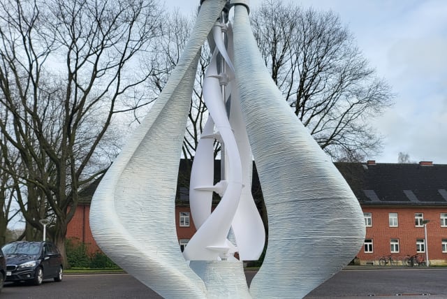  The proprietary large-scale 3D-printer "HoneyComb3D"  and one of its printed wind turbines. (photo credit: Constructor University)