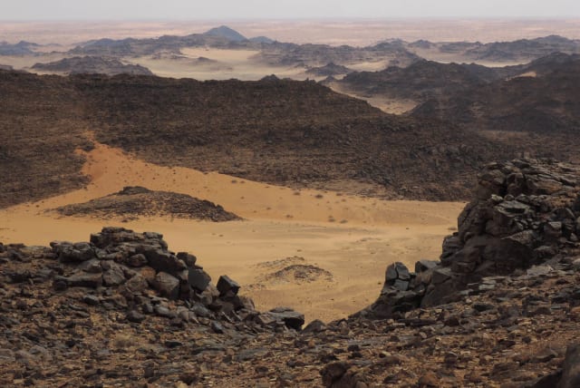  Landscape of Saudi Arabia where the engravings have been found. (photo credit: Olivier Barge, CNRS. CC-BY 4.0)