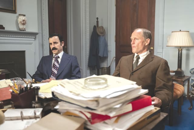  JUSTIN THEROUX and Woody Harrelson in ‘The White House Plumbers.’ (photo credit: YES/HBO)