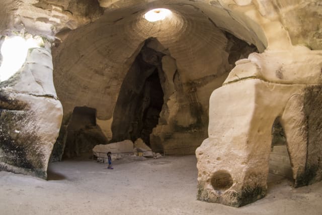  Beit Guvrin bell caves (photo credit: Oz Ivni/Wikimedia Commons)
