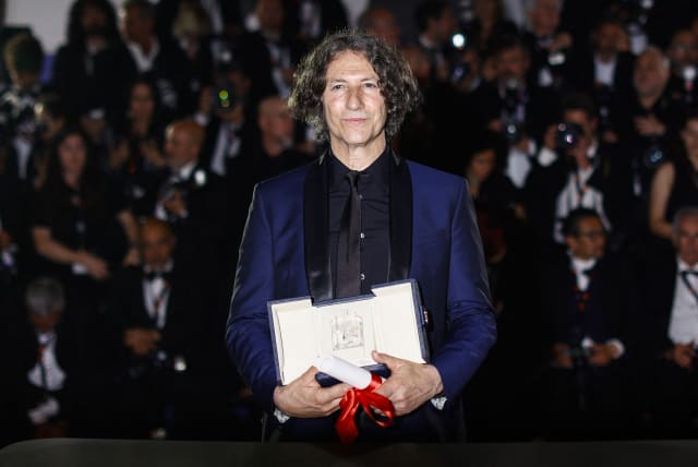 O diretor Jonathan Glazer, vencedor do Grande Prêmio pelo filme "A Zona de Interesse", posa durante o photocall após a cerimônia de encerramento do 76º Festival de Cinema de Cannes em Cannes, França, 27 de maio de 2023. (crédito da foto: Sarah Meyssonnier/Reuters )
