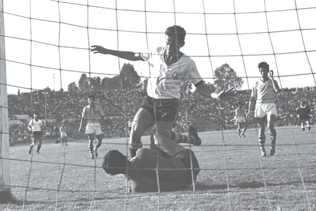  MORDECHAI SPIEGLER of Israel gets entangled with Vietnam's goalkeeper in an international match at the National Stadium, Ramat Gan in 1964.  (photo credit: MOSHE PRIDAN/GPO)