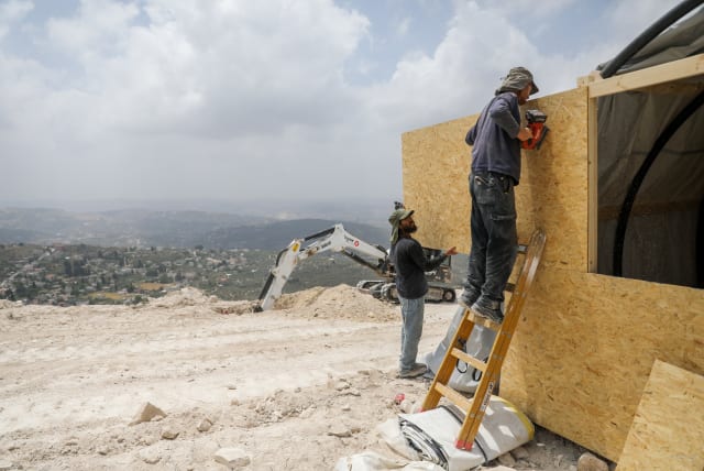  JEWISH MEN work in Homesh, May 29. (photo credit: FLASH90)