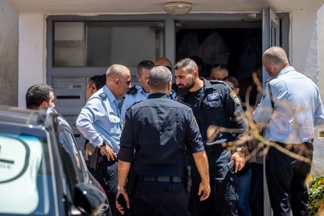  Police and paramedics at a crime scene in Beit Shemesh on July 23, 2022 (photo credit: YONATAN SINDEL/FLASH90)