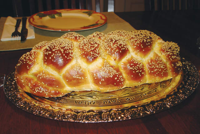  Challah bread (Illustrative) (photo credit: Wikimedia Commons)