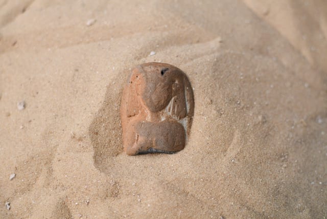  An ancient figurine of the goddess Hathor found along Palmahim Beach. (photo credit: YULI SCHWARTZ/IAA)