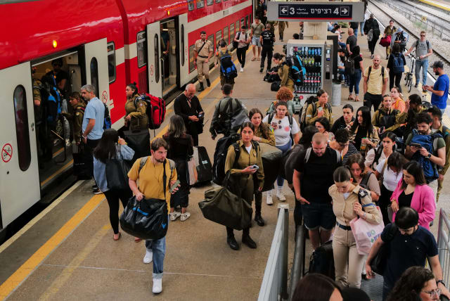  Israelis use the train transportation system after a long weekend on a very crowded Sunday, Karmiel and Beer Sheva stations, on May 28, 2023.  (photo credit: MICHAEL GILADI/FLASH90)