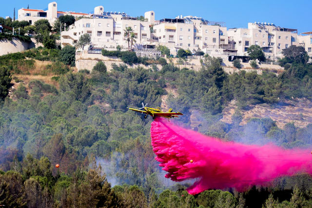  A firefighting plane attempts to extinguish a large fire broke in Jerusalem, on June 15, 2023 (photo credit: NOAM REVKIN FENTON/FLASH90)