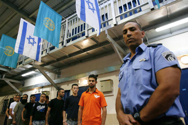  Palestinian prisoners wait to be released from Ketziot prison, southern Israel, October 1, 2007. (photo credit: RONEN ZVULUN/REUTERS)