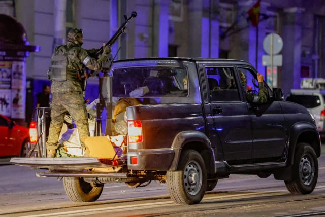  Fighters of Wagner private mercenary group pull out of the headquarters of the Southern Military District to return to base, in the city of Rostov-on-Don, Russia, June 24, 2023 (photo credit: REUTERS)