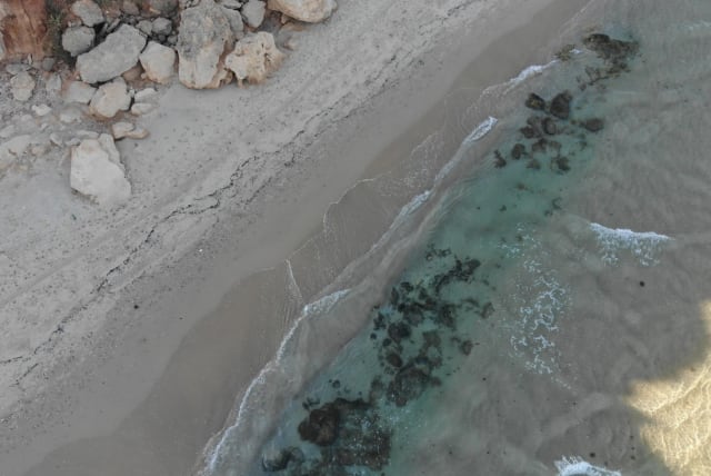  Tar pollution at the Gedor Sea Reserve in Hadera. July 2023 (photo credit: GUY LEVIAN/ISRAEL NATURE AND PARKS AUTHORITY)