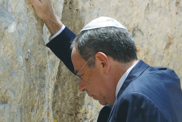  OUTGOING US ambassador Tom Nides in a farewell moment of prayer at the Western Wall.   (photo credit: WESTERN WALL HERITAGE FOUNDATION)