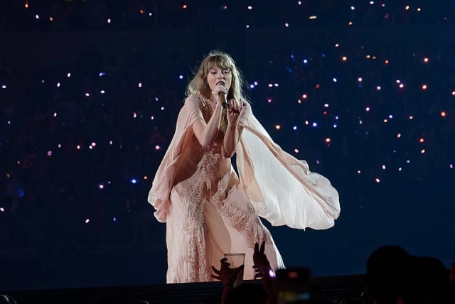  American singer-songwriter Taylor Swift on the Eras Tour in Arlington, Texas, April 2, 2023 (photo credit: Wikimedia Commons)