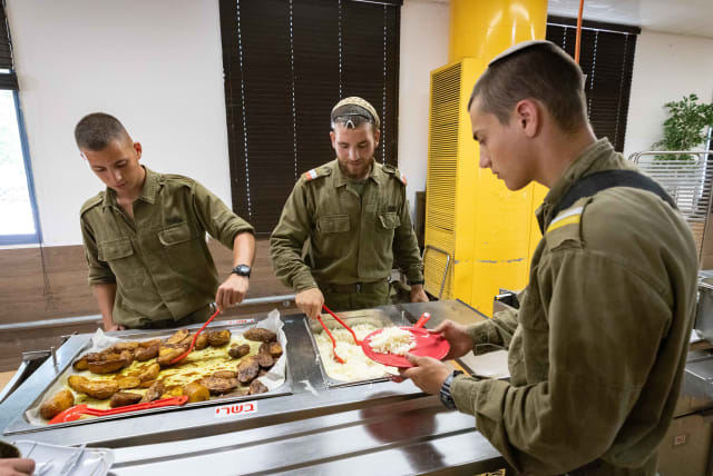  Golani soldiers eat at the soldiers' mess at the Golani divisional training base.  (photo credit: OLIVIER FITOUSSI/FLASH90)