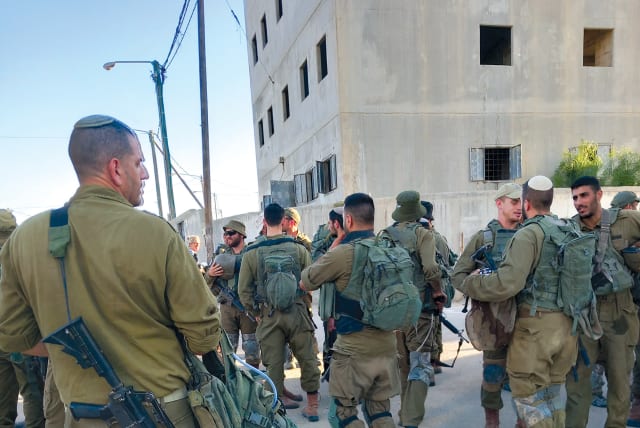  IDF reservists prepare for an exercise at Tze’elim. (photo credit: GIL ZOHAR)