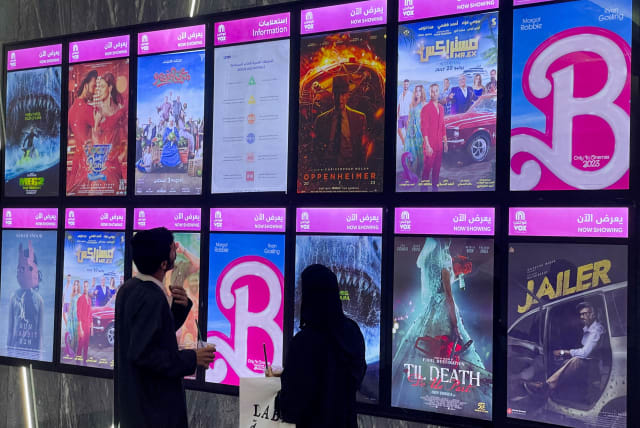  People watch the billboard during "Barbie" first screening at VOX Cinemas, in Riyadh, Saudi Arabia, August 10, 2023 (photo credit: REUTERS/AHMED YOSRI)