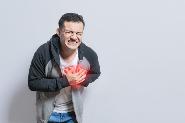 Learn to identify the signs that you may be about to have a heart attack (photo credit: INGIMAGE)