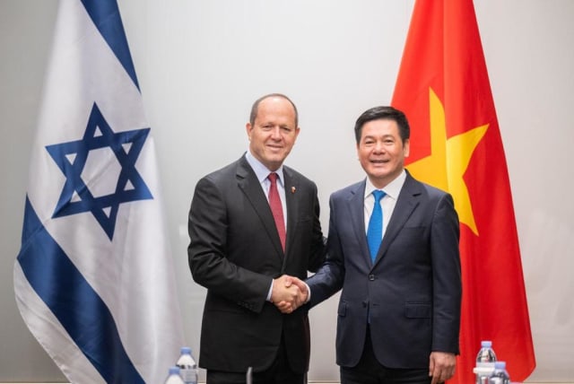  Israeli Economy and Industry Minister Nir Barkat is seen shaking hands with his Vietnamese counterpart, Nguyễn Hồng Diên. (photo credit: ECONOMY AND INDUSTRY MINISTRY)