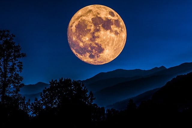  A supermoon hangs in the night sky. (photo credit: Wikimedia Commons)
