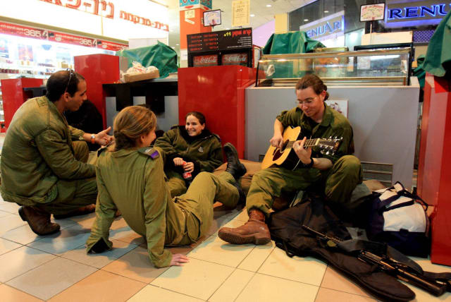 IDF soldiers lounge in a mall. (photo credit: EDI ISRAEL/FLASH90)