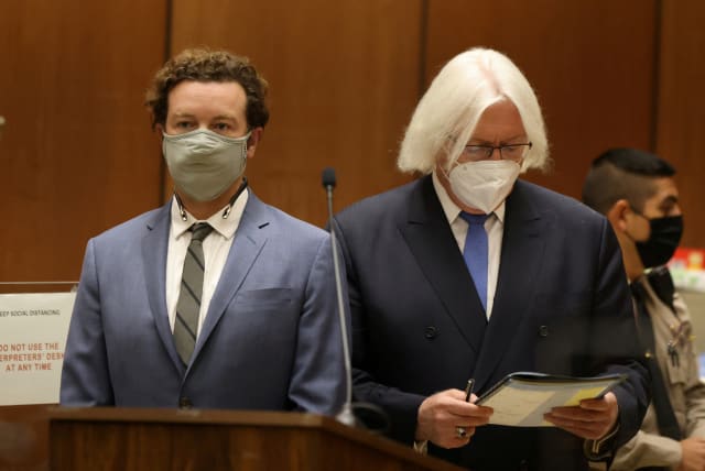  Actor Danny Masterson stands with his lawyer Thomas Mesereau as he is arraigned on three rape charges in separate incidents between 2001 and 2003, at Los Angeles Superior Court, Los Angeles, California, U.S., September 18, 2020. (photo credit: REUTERS/LUCY NICHOLSON/FILE PHOTO)