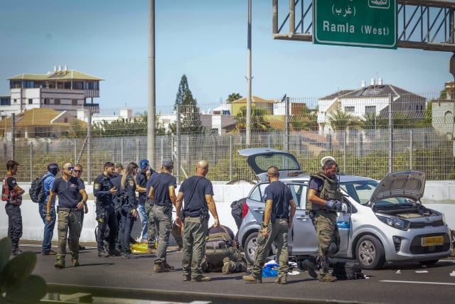  Israeli security forces at the scene where two suspects arrested on road 431, near Ramla, September 15, 2023 (photo credit: YOSSI ALONI/FLASH90)